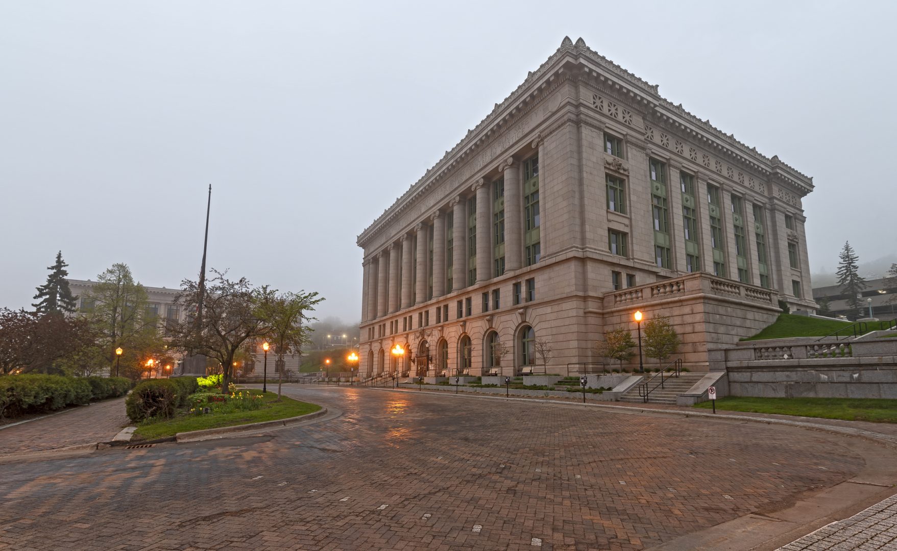 Image of Minnesota court house representing where you won't have to go to obtain your Minnesota criminal records search if you obtain it online with Triton.